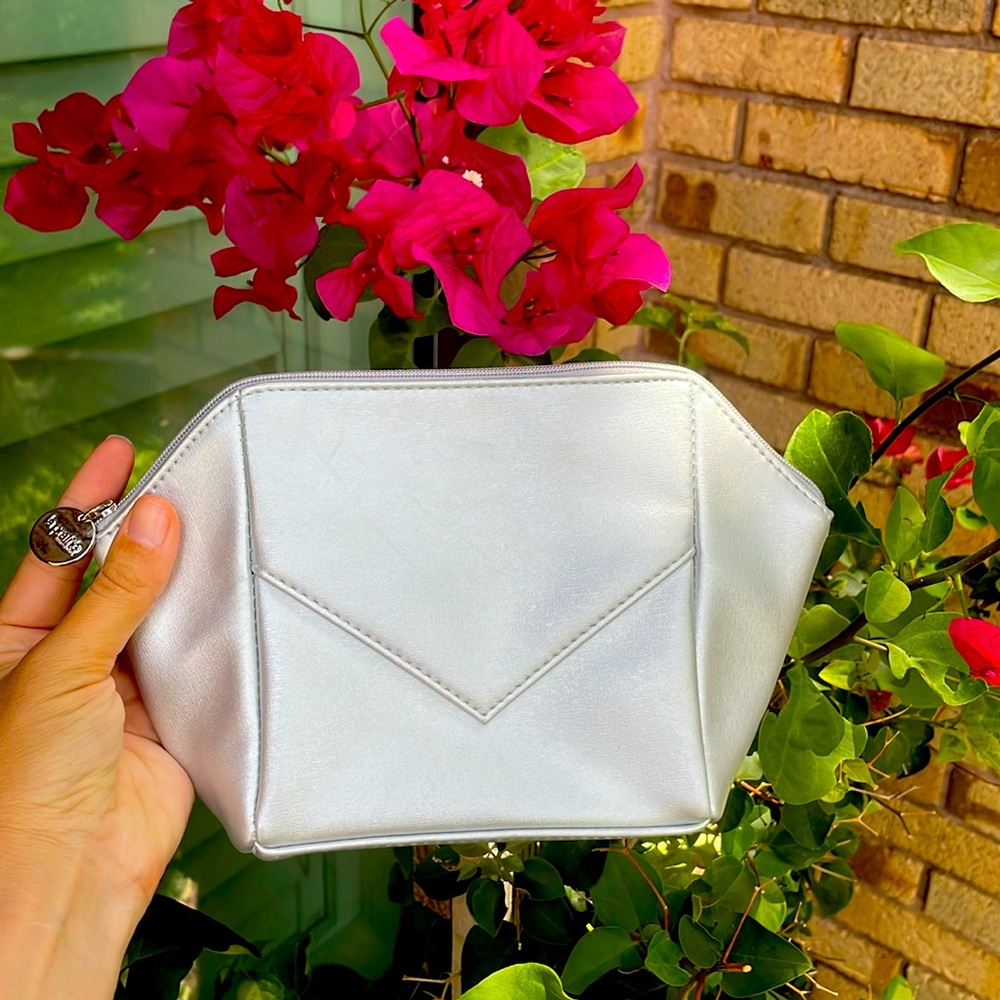 La Prairie Structured Silver Pouch 🩶 NEW